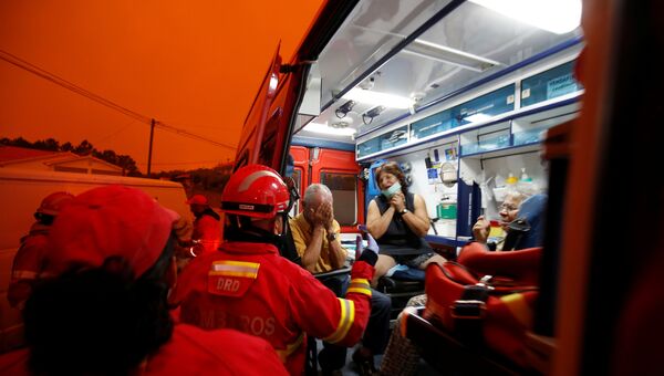Помощь местным жителям в зоне лесных пожаров в Португалии