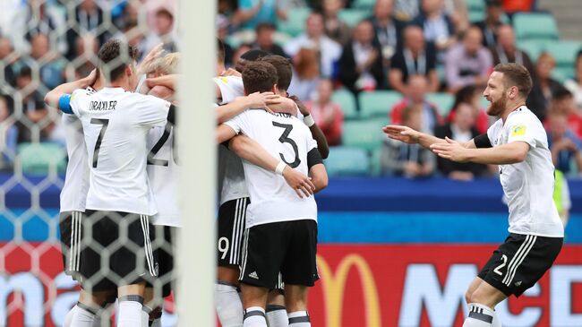 Игроки сборной Германии радуются забитому мячу во время матча Кубка конфедераций-2017 по футболу между сборными Австралии и Германии
