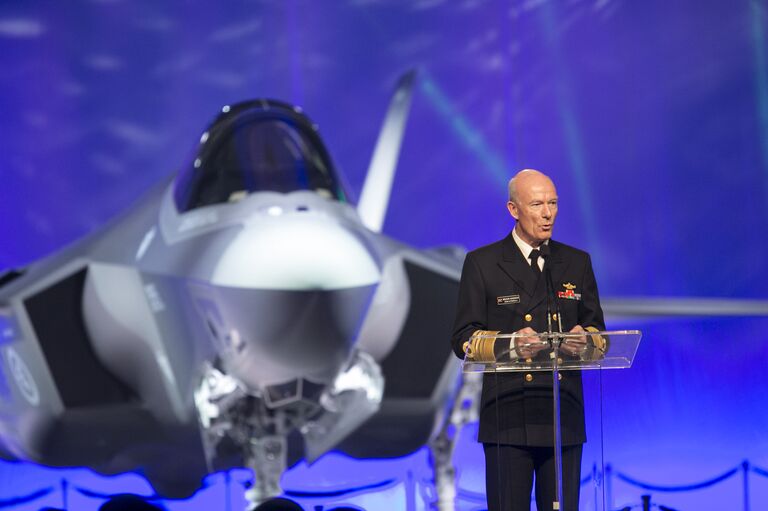 Генеральный инспектор ВМС Норвегии контр-адмирал Хокон Бруун-Ханссен на презентации американского истребителя Lockheed Martin F-35 