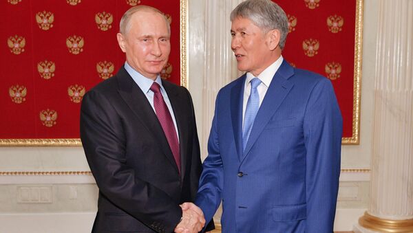 Президент РФ Владимир Путин и президент Киргизии Алмазбек Атамбаев во время неформальной встречи. 19 июня 2017