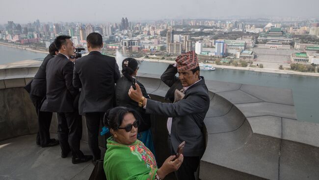 Туристы на смотровой площадке монумента идей Чучхе в Пхеньяне, КНДР. Архивное фото