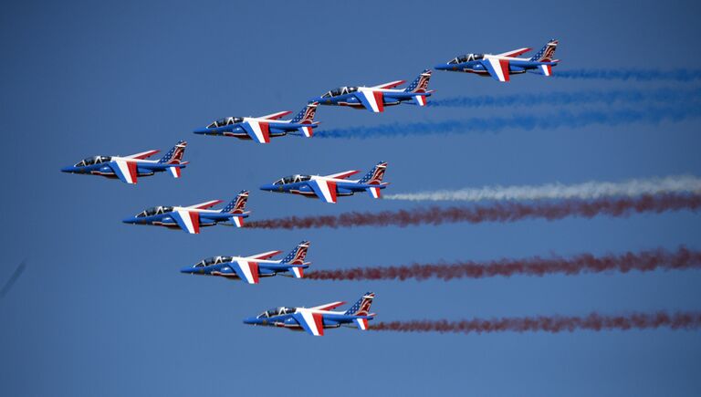 Пилотажная группа Patrouille de France на самолетах Alphajet на Международном авиасалоне Ле Бурже - 2017 во Франции