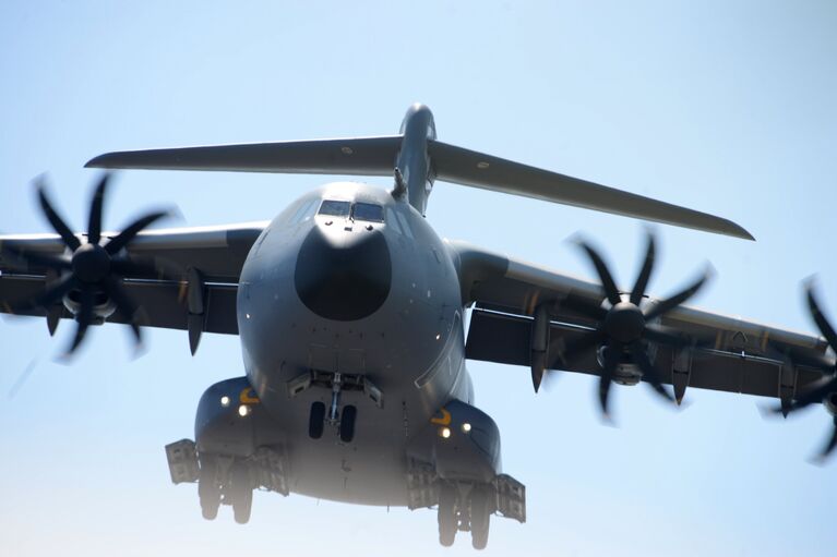 Военно-транспортный самолёт Airbus A400M на Международном авиасалоне Ле Бурже-2017 во Франции