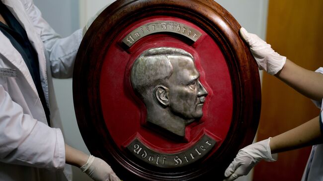 Барельеф с изображениме адольфа Гитлера, обнаруженный федеральной полицией Аргентины на тайном складе нацистких артефактов в доме недалеко от  Буэнос-Айроса