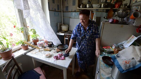 Жительница Горловки в квартире многоквартирного жилого дома в центре города, пострадавшей при артиллерийском обстреле украинской армией