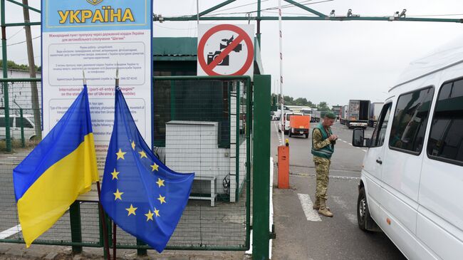 Контрольно-пропускной пункт на границе Украины с Польшей