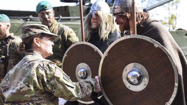 Командир сержант-майор США Шерил Лион и Норвежский викинг в Осло