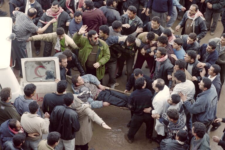Эвакуация пострадавших во время теракта в Гробнице Патриархов. 25 февраля 1994 года Эвакуация пострадавших во время теракта в Гробнице Патриархов. 25 февраля 1994 года