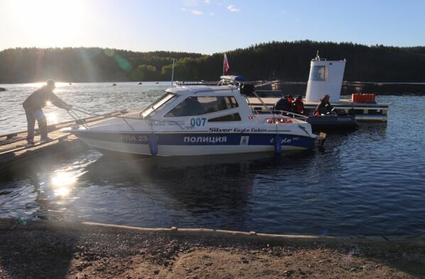 Сотрудники МЧС и полиции проводят поисковые работы на Ладожском озере, где перевернулась лодка с подростками. 20 июня 2017