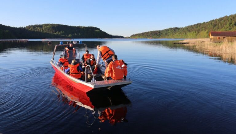 Сотрудники МЧС проводят поисковые работы на Ладожском озере, где перевернулась лодка с подростками. 20 июня 2017