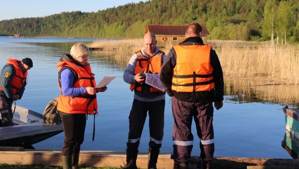 Сотрудники МЧС проводят поисковые работы на Ладожском озере, где перевернулась лодка с подростками. 20 июня 2017