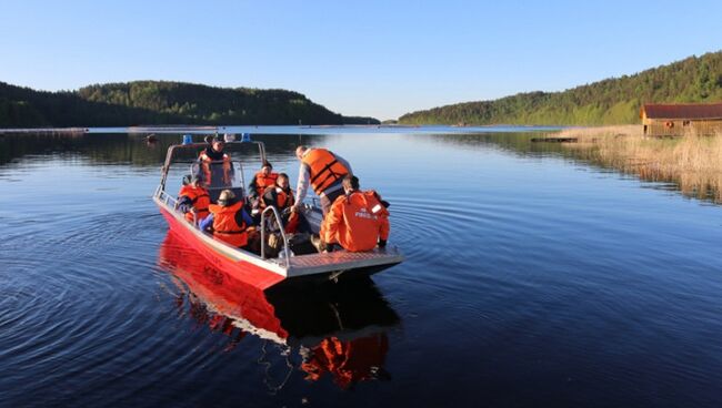 Сотрудники МЧС проводят поисковые работы на Ладожском озере