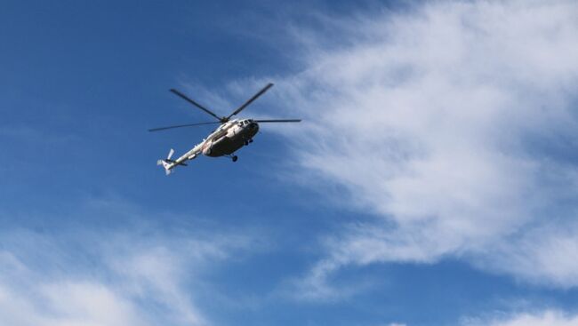 Вертолет МЧС, задействованный в поисковых работах на Ладожском озере, где перевернулась лодка с подростками