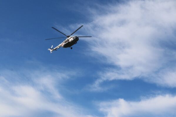 Вертолет МЧС, задействованный в поисковых работах на Ладожском озере, где перевернулась лодка с подростками