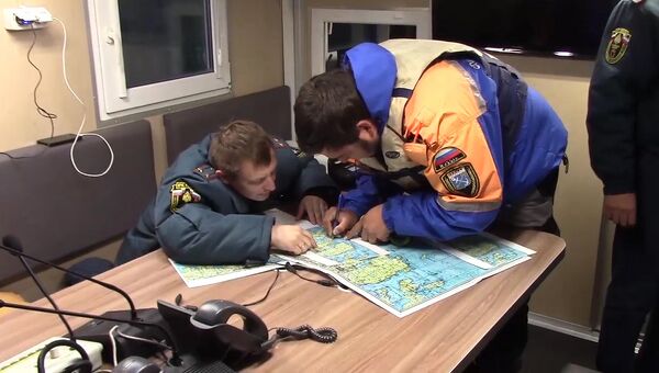 Работа спасателей МЧС РФ по поиску пропавших на Ладожском озере подростков