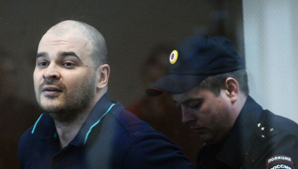 Слева: Максим Марцинкевич (Тесак), обвиняемый в нападении на людей, которых он считал наркоторговцами, во время оглашения приговора в Бабушкинском суде Москвы. Архивное фото