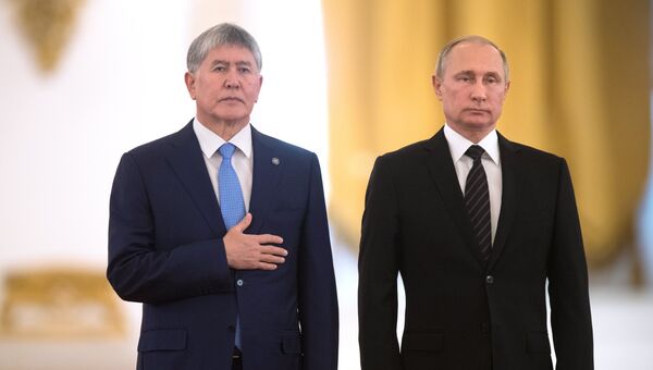 Президент РФ Владимир Путин и президент Киргизии Алмазбек Атамбаев  во время официальной встречи. 20 июня 2017