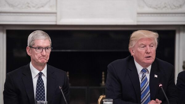 Генеральный директор Apple Тим Кук слушает президента США Дональда Трампа во время круглого стола в Белом доме в Вашингтоне