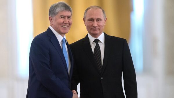 Президент РФ Владимир Путин и президент Киргизии Алмазбек Атамбаев во время официальной встречи. 20 июня 2017