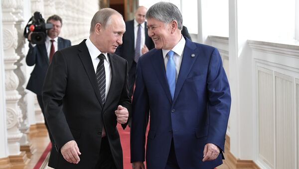 Президент РФ Владимир Путин и президент Киргизии Алмазбек Атамбаев перед переговорами. 20 июня 2017