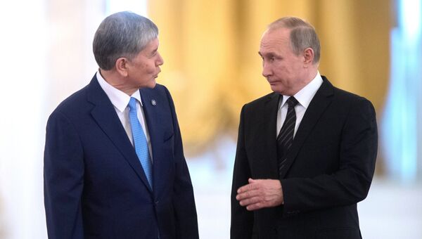 20 июня 2017. Президент РФ Владимир Путин и президент Киргизии Алмазбек Атамбаев (слева) во время официальной встречи. Архивное фото