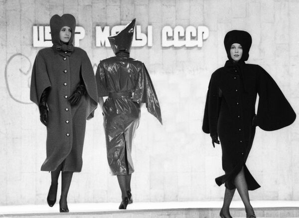 Манекенщицы демонстрируют пальто на показе моделей одежды французского модельера Пьера Кардена. 1989 год
