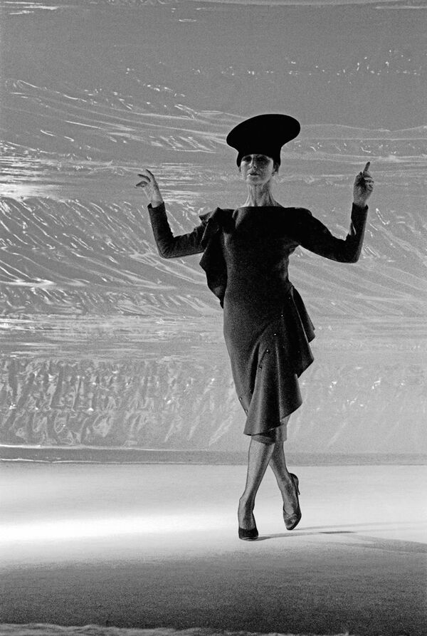 Народная артистка СССР, балерина Майя Плисецкая выступает в роли манекенщицы, демонстрируя новинки сезона знаменитого французского модельера Пьера Кардена