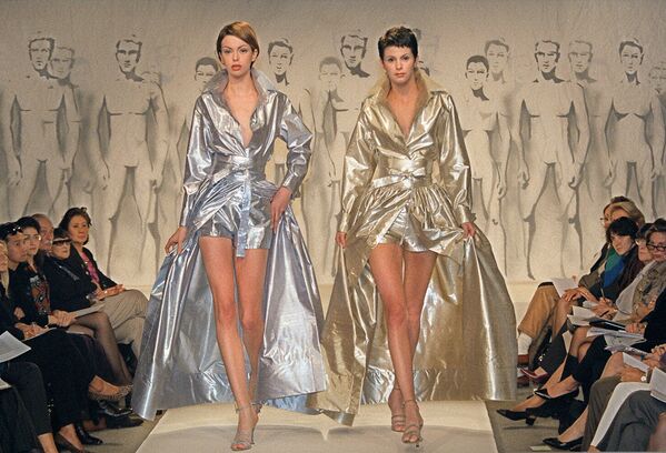 Модели на показе Весна-лето 1998 французского модельера Пьера Кардена
