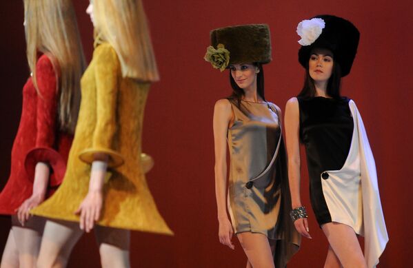 Показ новой коллекции одежды дизайнера Пьера Кардена в Москве. 2011 год