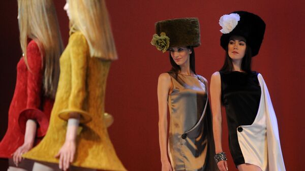 Показ новой коллекции одежды дизайнера Пьера Кардена в Москве. Архивное фото