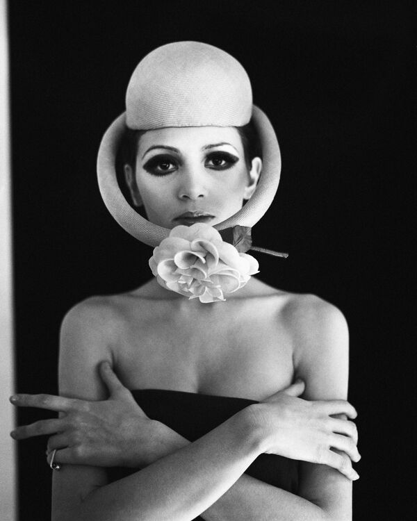 Модель в шляпе Satellite модельера Пьера Кардена во время показа моды в Париже. 4 февраля 1968 года