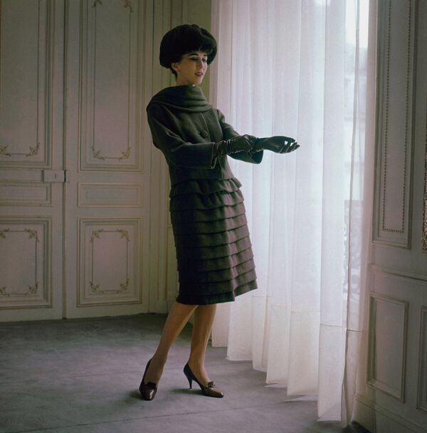 Модель демонстрирует коллекцию Осень-зима 1958-1959 французского модельера Пьера Кардена