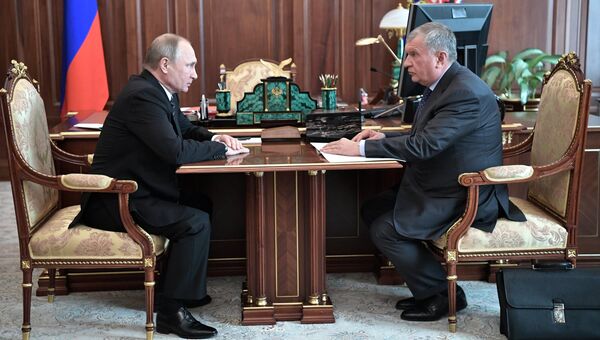Президент РФ Владимир Путин и глава ПАО НК Роснефть Игорь Сечин во время встречи. 20 июня 2017
