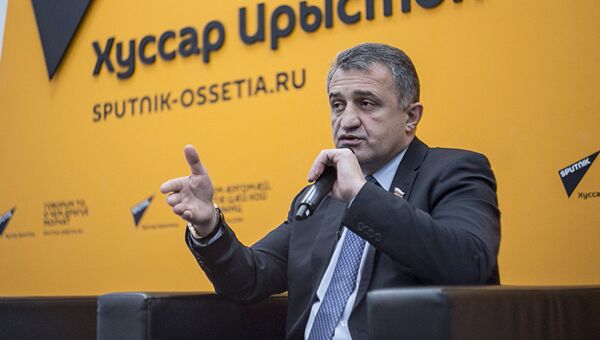 Президент Южной Осетии Анатолий Бибилов в пресс-центре агентства Sputnik. Архивное фото