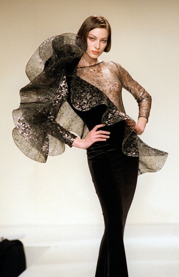 Модель демонстрирует вечернее платье из коллекции  Осень-зима 1998-99 дизайнера Пьера Кардена и Серджио Альтьери