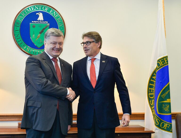 Президент Украины Петр Порошенко и министр энергетики США Рик Перри во время встречи. 20 июня 2017 Президент Украины Петр Порошенко и министр энергетики США Рик Перри во время встречи. 20 июня 2017