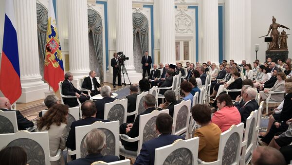 Президент РФ Владимир Путин во время встречи с членами Общественной палаты шестого состава. Архивное фото