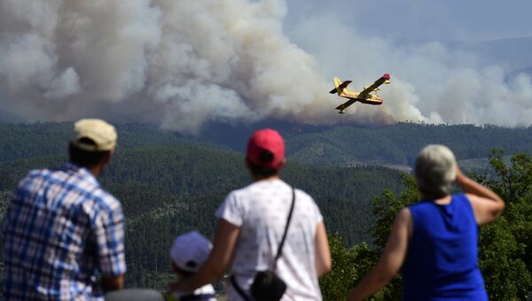 Самолет Canadair во время тушения от лесных пожаров в Португалии. 20 июня 2017