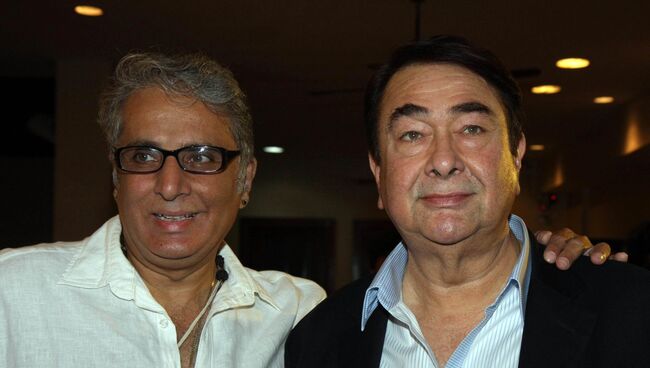 Известный индийский актер и писатель Адитья Радж Капур (слева)