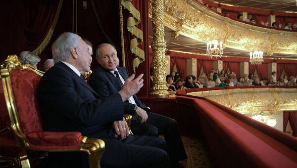 Президент РФ Владимир Путин и президент Бразилии Мишел Темер во время посещения Большого театра. 20 июня 2017