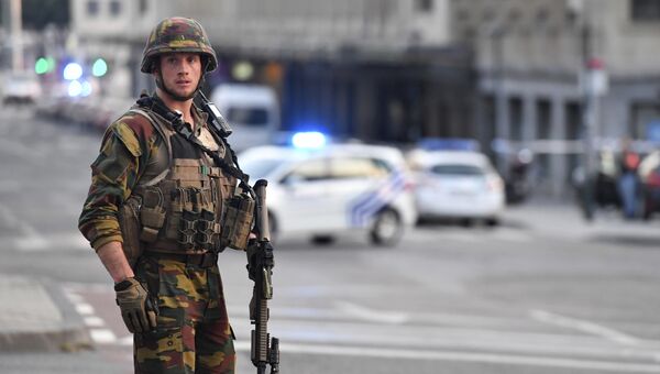 Бельгийский военнослужащий на месте взрыва на Центральном вокзале Брюсселя. Архивное фото