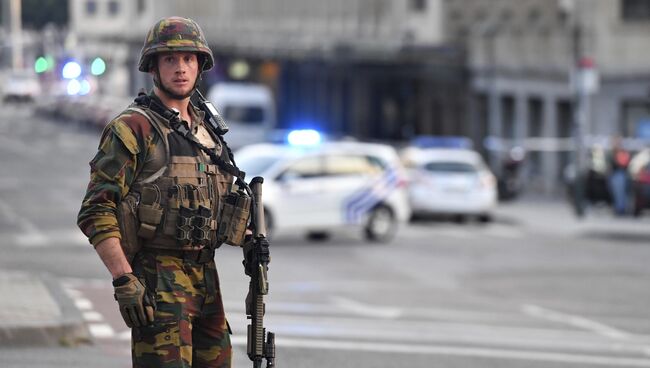 Бельгийский военнослужащий на месте взрыва на Центральном вокзале Брюсселя. 20 июня 2017