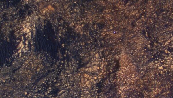 Фотография марсохода Curiosity у вершины горы Шарп, полученная зондом MRO