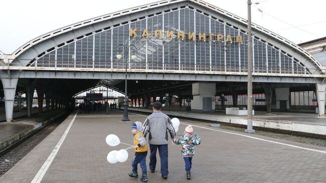 Жители Калининграда на перроне Южного вокзала. Архивное фото