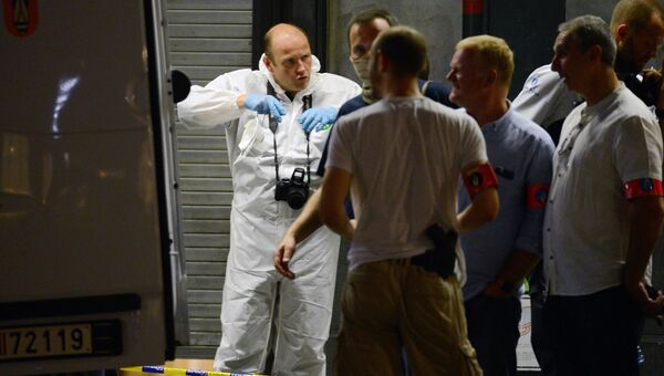 Криминалисты работают на месте теракта на центральном вокзале Брюсселя. 21 июня 2017
