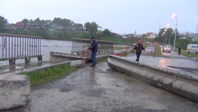 Место обрушения части моста в Катав-Ивановске Челябинской области