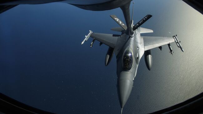 Истребитель НАТО F-16. Архивное фото