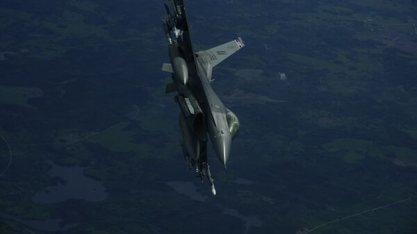 Истребитель НАТО F-16. Архивное фото