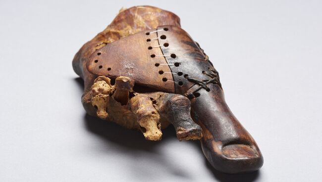 Протез ноги, изготовленный для дочери древнеегипетского жреца примерно 3 тысячи лет назад