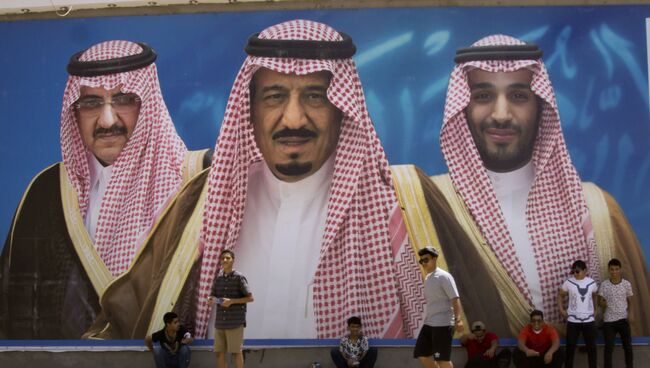Изображение короля Саудовской Аравии, наследного принца и заместителя наследного принца страны в городе Таиф. Апрель 2017
